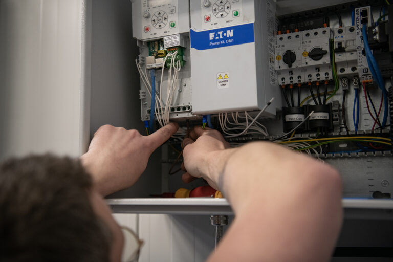 frequentieregelaar aansluiten