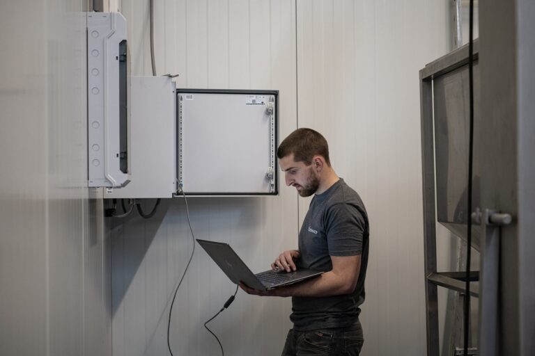 Frequentieregelaar aansluiten